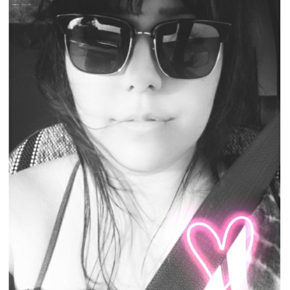 Meet your Posher, Anna ๐จ๐ฆ - Picture 1 of 1